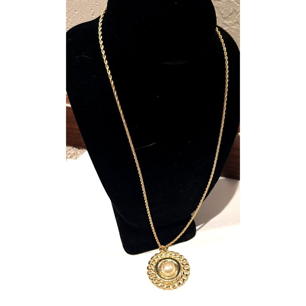 TRIFARI GOLD ROPE CHAIN ROUND MEDALLION FAUX PEARL PENDANT NECKLACE ROMANESQUE - Picture 2 of 9
